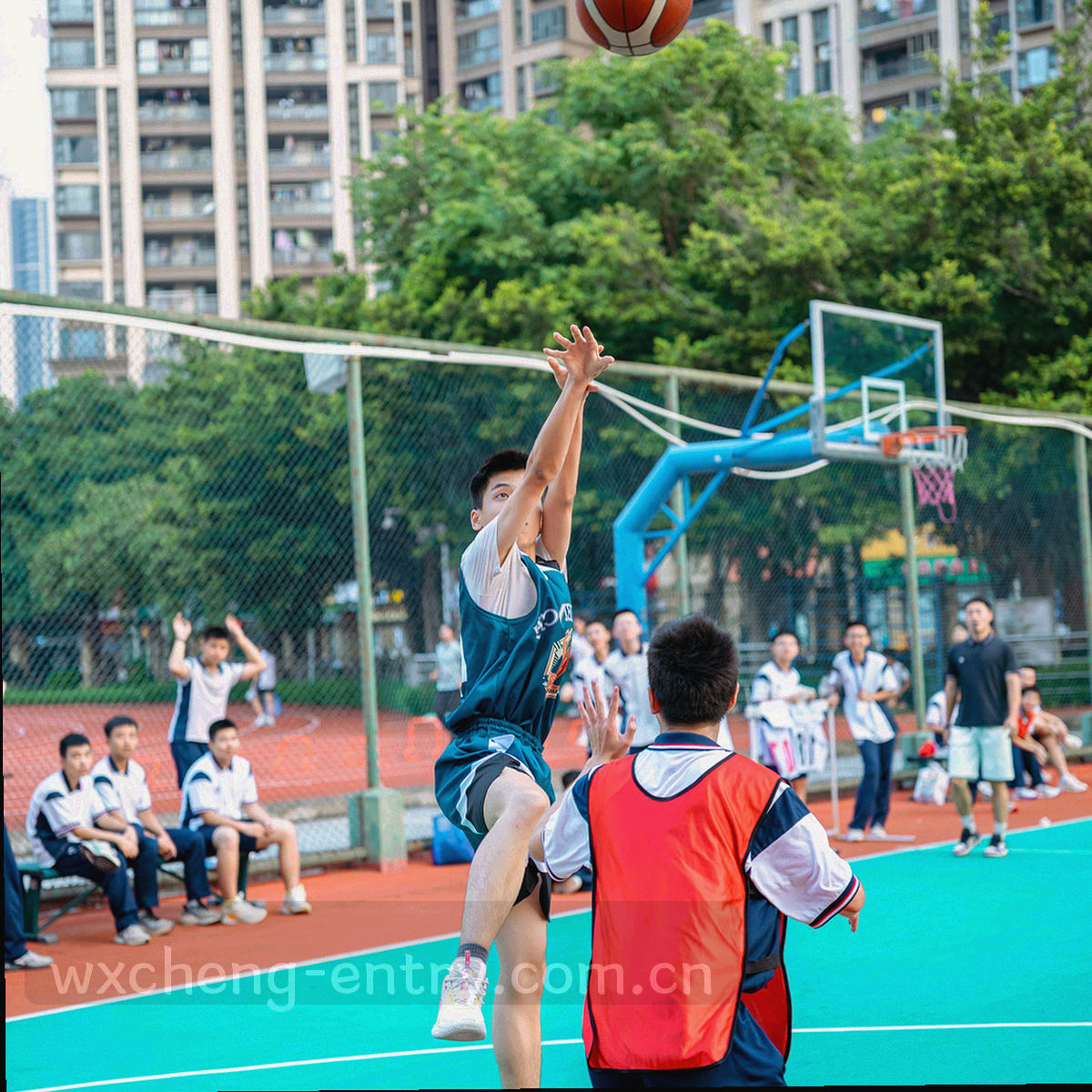 检测仪器显示屏读数特写，背景为深色实验室台面